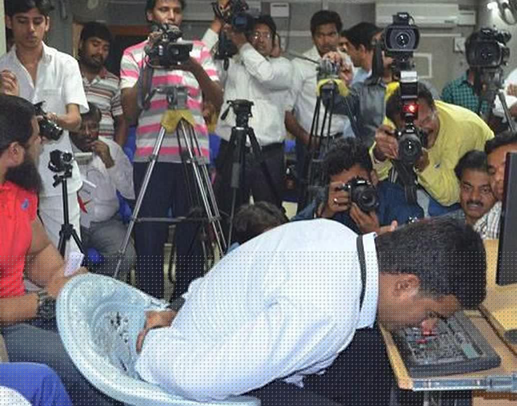 মিনিটে ১০০ শব্দেরও বেশি টাইপ করা, তা-ও আবার নাক দিয়ে। ২০১৫ সালে এমনটাই করে সাড়া ফেলে দিয়েছিলেন হায়দরাবাদের এক যুবক মহম্মদ খুরশিদ হুসেন। দু’হাত পিছমোড়া করে বেঁধে নাক দিয়ে মাত্র ৪৭ সেকেন্ডে ১০৩ অক্ষর টাইপ করে গিনেস বুকে নাম তোলেন মহম্মদ।