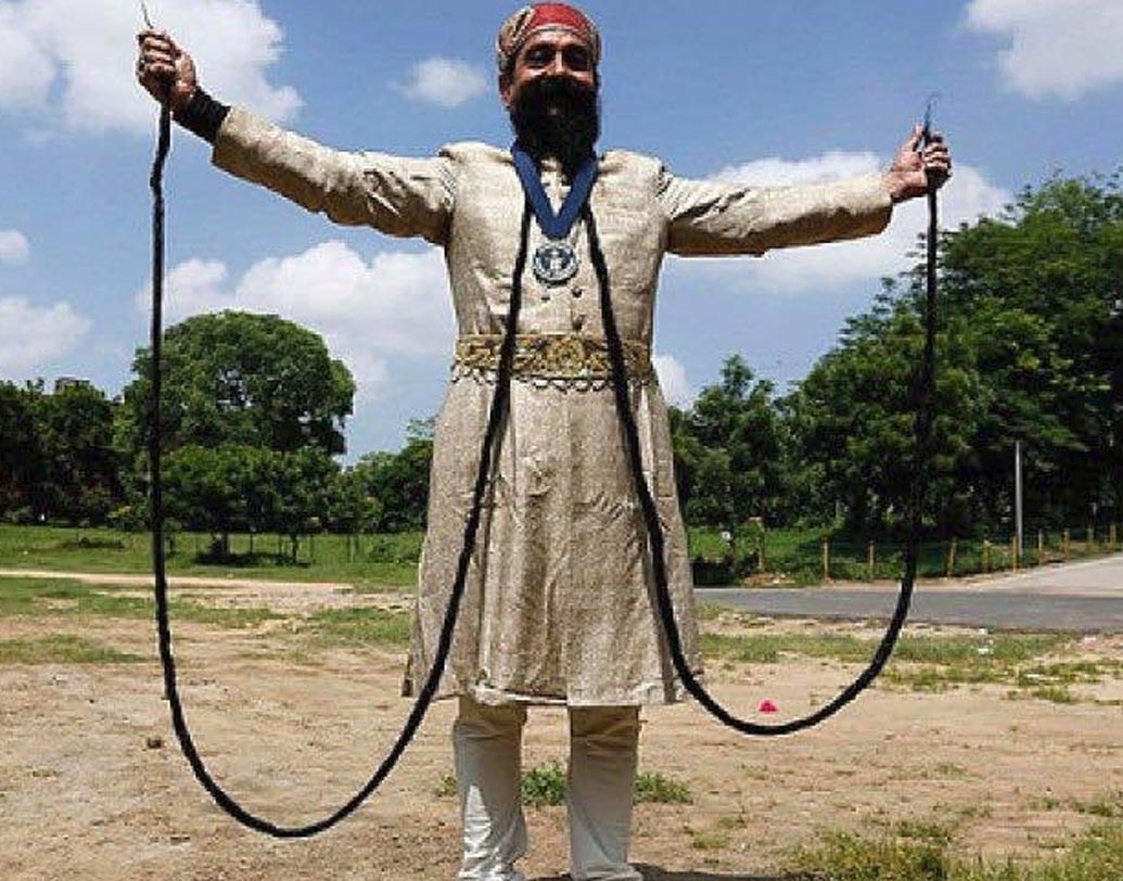 গোঁফ রেখেও বিশ্ব রেকর্ড! ১৪ ফুট লম্বা গোঁফ রেখে গিনেস বুকে নাম তুলেছেন রাজস্থানের রাম সিংহ চৌহান। বিশ্ব রেকর্ড করার জন্যই জয়পুরের বাসিন্দা বছর আটান্নর রাম সিংহ নাকি ৩২ বছর ধরে তাঁর গোঁফ কাটেননি।