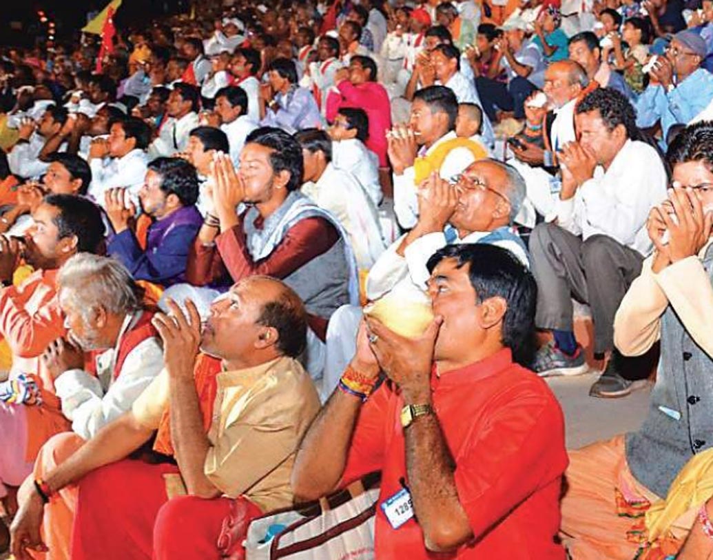 তিন দিন ধরে টানা শাঁখ বাজিয়ে বিশ্ব রেকর্ড করেছিলেন প্রায় ২৫ হাজার মানুষ। ২০১২ সালে কানপুরের শক্তি চেতনা জনজাগরণ শিবিরে এই উদ্যোগ নেওয়া হয়েছিল। ২২ থেকে ২৫ অক্টোবর টানা তিন ধরে শাঁখ বাজিয়েছিলেন ২৫ হাজারেরও বেশি মানুষ।