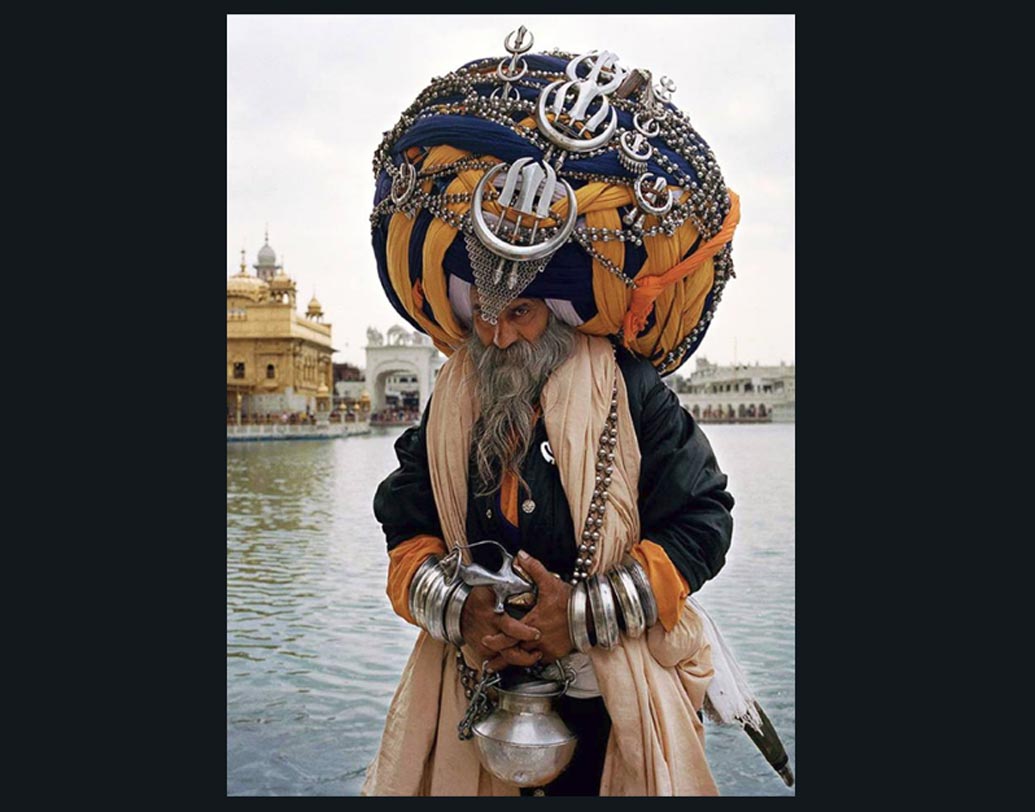 নিজের পাগড়ি নিয়ে খুবই গর্বিত পাতিয়ালার অবতার সিংহ মৌনি। তাঁর একটি পাগড়িরই ওজন ৪৫ কিলোগ্রাম। ৬৮৬ মিটার কাপড় দিয়ে তৈরি সেই পাগড়িটি লম্বায় ১৩টি অলিম্পিং সুইমিং পুলের সমান। ছ’ঘণ্টা সময় লাগে মাথায় গোটা পাগড়িটি বাঁধতে। ২০১৪ সালে বিশ্বের সবচেয়ে বড় পাগড়ির জন্য বিশ্ব রেকর্ড করে অবতার সিংহ।