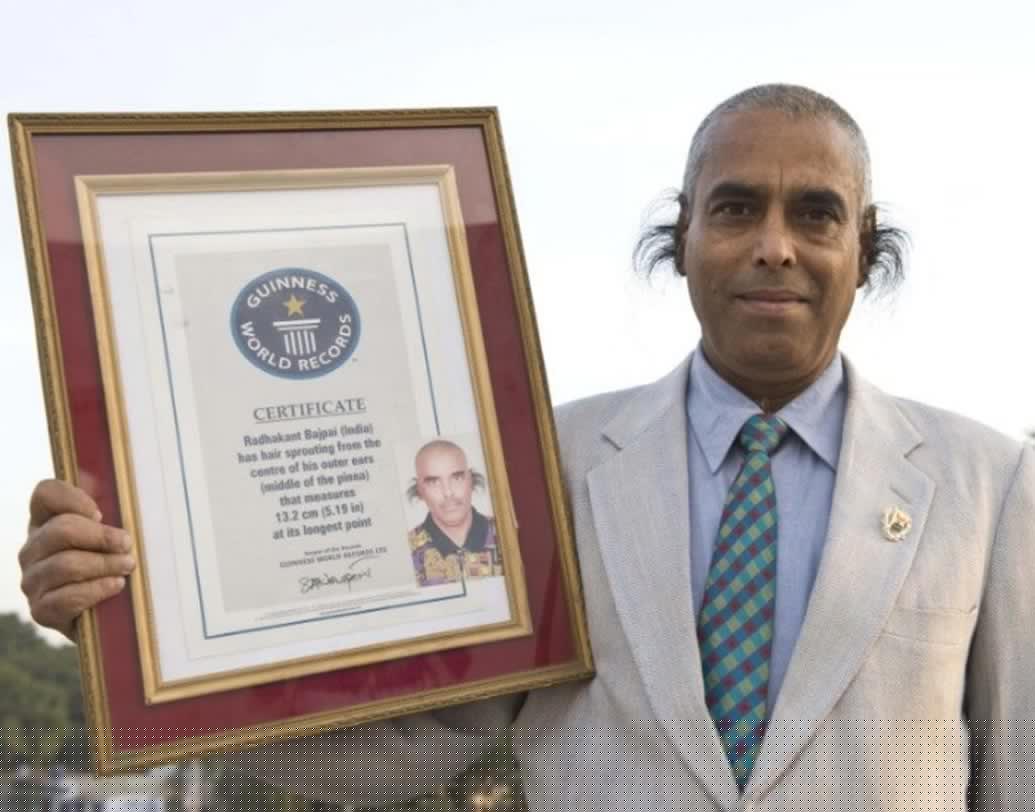 কানের চুলের জন্যও বিশ্ব রেকর্ড গড়েছিলেন এক ভারতীয়। উত্তরপ্রদেশের বাসিন্দা ৬৫ বছরের রাধাকান্ত বাজপেয়ীর দু’কান মিলিয়ে চুলের মাপ প্রায় ২০ ইঞ্চি। ১৮ বছর বয়স থেকে চুল রাখা শুরু করেন তিনি। কানের চুল নাকি তাঁর জন্য খুবই শুভ, এমনটাই জানিয়েছিলেন রাধাকান্ত।