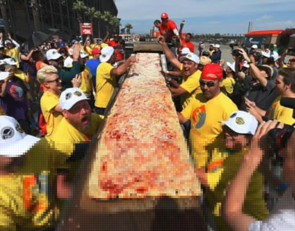 বিশ্বের দীর্ঘতম পিৎজা বানিয়ে রেকর্ড গড়েছিলেন ক্যালিফোর্নিয়ার ১০০ জন শেফ।  ১৯৩০.৩৯ মিটার লম্বা পিৎজাটি বানাতে লেগেছিল ৩ হাজার ৬৩২ কেজি ময়দা, ২ হাজার ৫৪২ কেজি সস এবং ১ হাজার ৬৩৪ কেজি চিজ। তিনটি ইন্ডাস্ট্রিয়াল ওভেনের মাধ্যমে টানা ৮ ঘণ্টা ধরে তৈরি করা হয় পিৎজাটি।