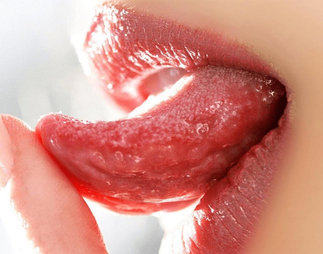 জিভে লাল বা কালো ছোপ পড়েছে।