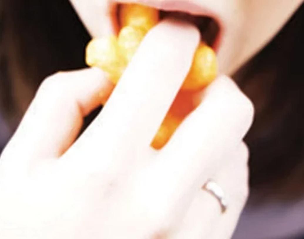 ঢোঁক গিলতে বা খাবার খেতে অসুবিধা হচ্ছে।