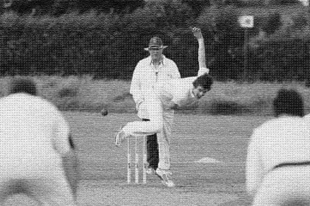 ১০ ফেব্রুয়ারি, ১৮৮৮ সালে সিডনিতে টসে জিতে ইংল্যান্ডকে ব্যাট করতে পাঠায় অস্ট্রেলিয়া। মাত্র ১১৩ রানে অল আউট হয়ে যায় ব্রিটিশ বাহিনী। কিন্তু এর জবাবে ব্যাট করতে নেমে মাত্র ৪২ রানেই গুটিয়ে যায় অস্ট্রেলিয়া। ম্যাচটি ১২৬ রানে জিতে নেয় ইংল্যান্ড।