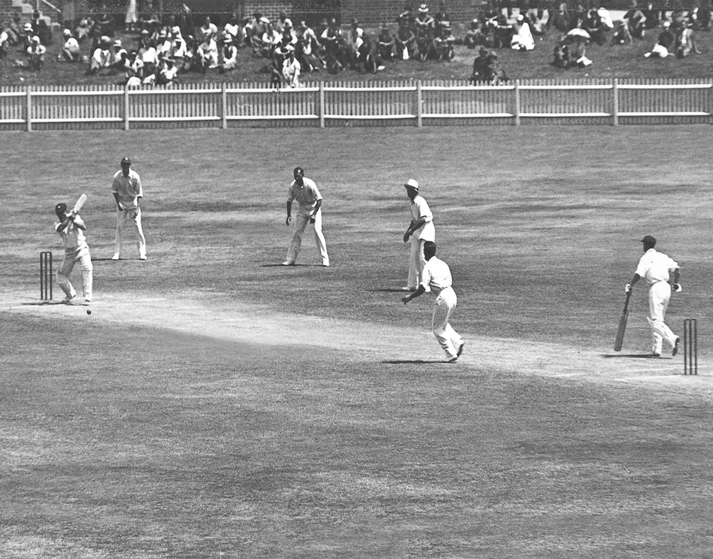 ১২ ফেব্রুয়ারি, ১৯৩২: মেলবর্নে অস্ট্রেলিয়ার বিরুদ্ধে খেলতে নেমে মাত্র ৩৬ রানেই শেষ হয়ে যায় দক্ষিণ আফ্রিকার ইনিংস। ওই ম্যাচটি এক ইনিংস ও ৭২ রানে জিতে নেয় অস্ট্রেলিয়া।