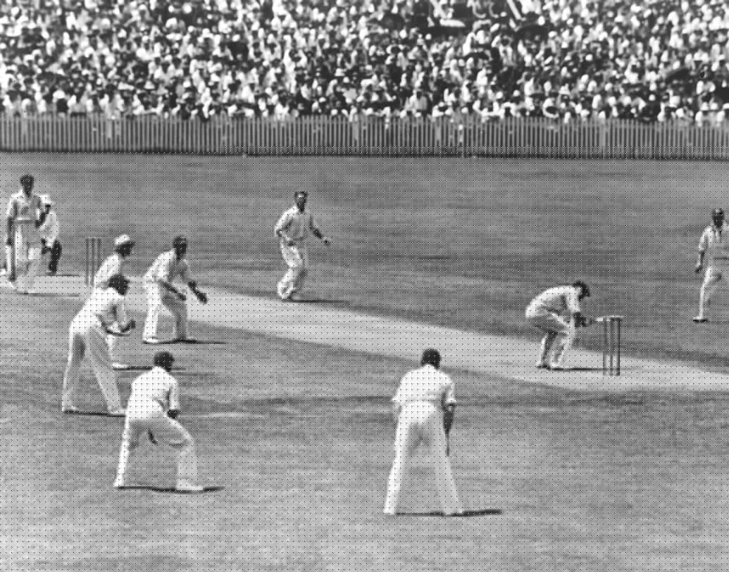 ১ এপ্রিল, ১৮৯৯-এ কেপ টাউনে ইংল্যান্ডের ২৪৬ রানের জবাবে খেলতে নেমে ৩৫ রানেই গুটিয়ে যায় দক্ষিণ আফ্রিকার ইনিংস। ম্যাচটি ২১০ রানে হেরেও যায় দক্ষিণ আফ্রিকা।