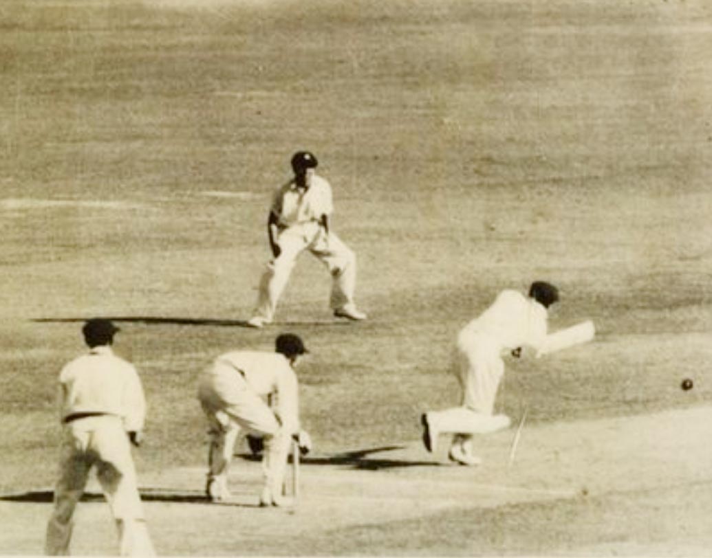 ২৫ মার্চ, ১৯৫৫-এ অকল্যান্ডে নিউজিল্যান্ড বনাম ইংল্যান্ড-এর টেস্ট ম্যাচে মাত্র ২৬ রানেই শেষ হয়ে যায় নিউজিল্যান্ডের ইনিংস। টেস্ট ক্রিকেটের ইতিহাসে এটাই কোনও ইনিংসের সর্বনিম্ন স্কোর। ম্যাচটি ইংল্যান্ড এক ইনিংস ও ২০ রানে জিতে নেয়।