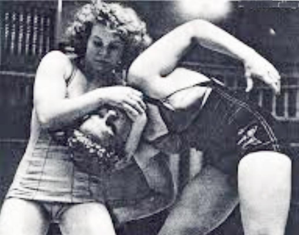 ড্যানেট উলফ: পাঁচের দশকে এই মহিলা কুস্তিগির রেসলিংয়ের রিংয়ে দাপিয়ে বেড়াতেন। ১৯৫১ সালে মাত্র ৬ মাসের কেরিয়ারে একই রাতে পর পর দু’টি ম্যাচে অংশ নিতে গিয়ে মাথায় গুরুতর চোট পেয়ে মাত্র ১৮ বছর বয়সেই মৃত্যু হয় তাঁর। মস্তিষ্কে রক্তক্ষরণের কারণেই তাঁর মৃত্যু হয়।