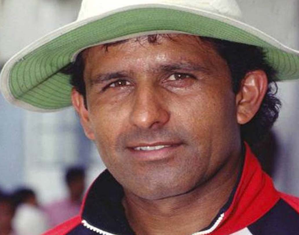 রমন লাম্বা: খুব সম্ভবত মাঠের মধ্যে মাথায় আঘাত পেয়ে এটাই ছিল প্রথম মৃত্যু। ১৯৯৮ সালের ২০ ফেব্রুয়ারি। ঢাকায় বঙ্গবন্ধু স্টেডিয়ামে একটি ঘরোয়া ক্রিকেটে অংশ নিয়েছিলেন লাম্বা। মাত্র তিন বলের জন্য ফরওয়ার্ড শর্ট লেগে ফিল্ডার হিসেবে দাঁড়িয়েছিলেন। তিন বল বাকি ছিল বলে হেলমেট নিতে অস্বীকার করেন। ব্যাটসম্যানের শট সোজা এসে লাগে রমনের মাথায়। গুরুতর অবস্থায় হাসাপাতালে ভর্তি করা হলেও তিন দিনের মধ্যে মৃত্যু হয় তাঁর।