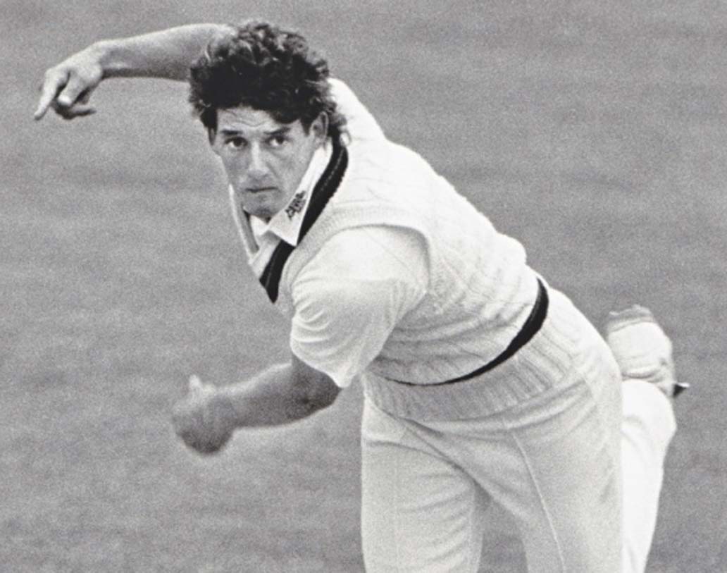 ইয়ান ফলে: ইংল্যান্ডের ডান হাতি ব্যাটসম্যান এবং বাঁ হাতি বোলার হিসেবে ক্রিকেট কেরিয়ার শুরু করেছিলেন। ১৯৯৩ সালে একটি ঘরোয়া ক্রিকেট ম্যাচে ব্যাট করার সময় চোখের নীচে গুরুতর আঘাত পান। স্থানীয় হাসপাতালে নিয়ে যাওয়া হলে অপারেশন টেবলে হৃদরোগে আক্রান্ত হয়ে মৃত্যু হয় তাঁর।