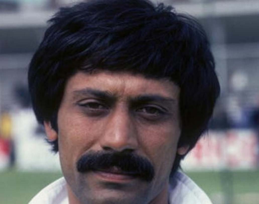 ওয়াসিম হাসান রাজা: এক সময় পাকিস্তানের অন্যতম গুরুত্বপূর্ণ ক্রিকেটার। ২০০৬ সালের অগস্ট মাস। ইংল্যান্ডের মাঠে এক ঘরোয়া ম্যাচে অংশ নিয়েছিলেন। ম্যাচ চলাকালীনই হৃদরোগে আক্রান্ত হয়ে মৃত্যু হয় তাঁর।