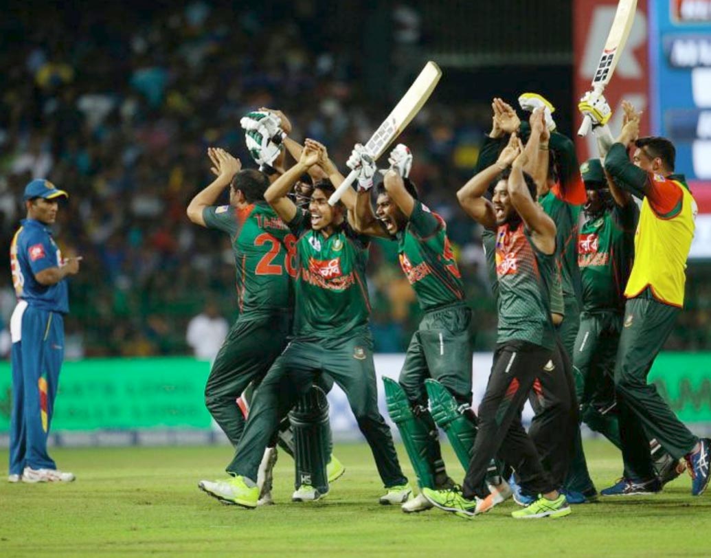 সদ্য সমাপ্ত নিদাহাস ট্রফির ষষ্ঠ ম্যাচে যা ছিল কার্যত এই সিরিজের ভার্চুয়াল সেমি-ফাইনাল, মুখোমুখি হয়েছিল বাংলাদেশ-শ্রীলঙ্কা। রুদ্ধশ্বাস এই ম্যাচে শ্রীলঙ্কাকে হারিয়ে ফাইনালে ওঠে বাংলাদেশ। নিদাহাস ট্রফির ফাইনালের ‘টিকিট’ নিশ্চিত করেই অদ্ভুত ভঙ্গিতে ‘নাগিন ডান্স’ করে সেলিব্রেট করেন বাংলাদেশী ক্রিকেটাররা, যা এখনও সোশ্যাল মিডিয়ায় অন্যতম চর্চার বিষয়।