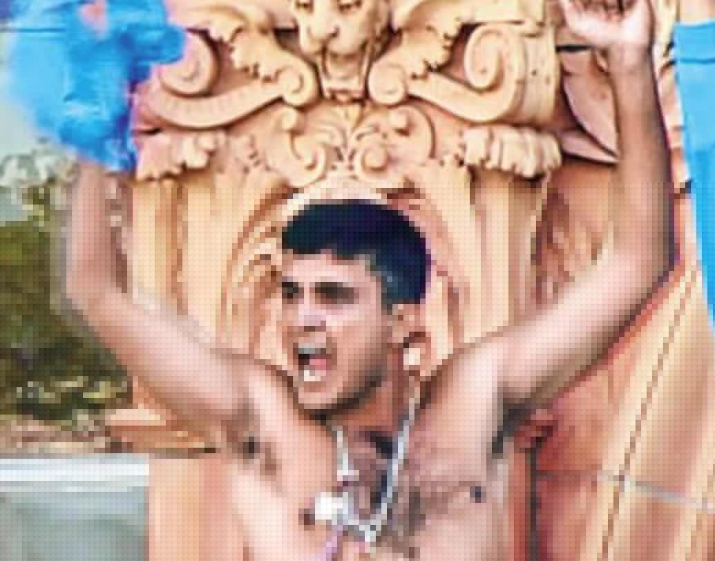 সৌরভ গঙ্গোপাধ্যায়: ২০০২-এ ন্যাটওয়েস্ট ট্রফির ফাইনালে লর্ডস-এর ব্যালকনিতে দাঁড়িয়ে প্রাক্তন ভরত অধিনায়কের জামা খুলে মাথার উপর ঘুরিয়ে সেলিব্রেট করার দৃশ্যটি বিশ্ব ক্রিকেটের ইতিহাসে বিচিত্র ভঙ্গির সেলিব্রেশনের ক্ষেত্রে অন্যতম। ন্যাটওয়েস্ট ট্রফির মাস খানেক আগে ওয়াংখেড়েতে ওডিআই সিরিজের ষষ্ঠ ম্যাচ ভারতকে হারিয়ে এ ভাবেই সেলিব্রেট করেছিলেন ব্রিটিশ অলরাউন্ডার অ্যান্ড্রু ফ্লিনটফ। লর্ডস-এ তারই জবাব দেন সৌরভ।