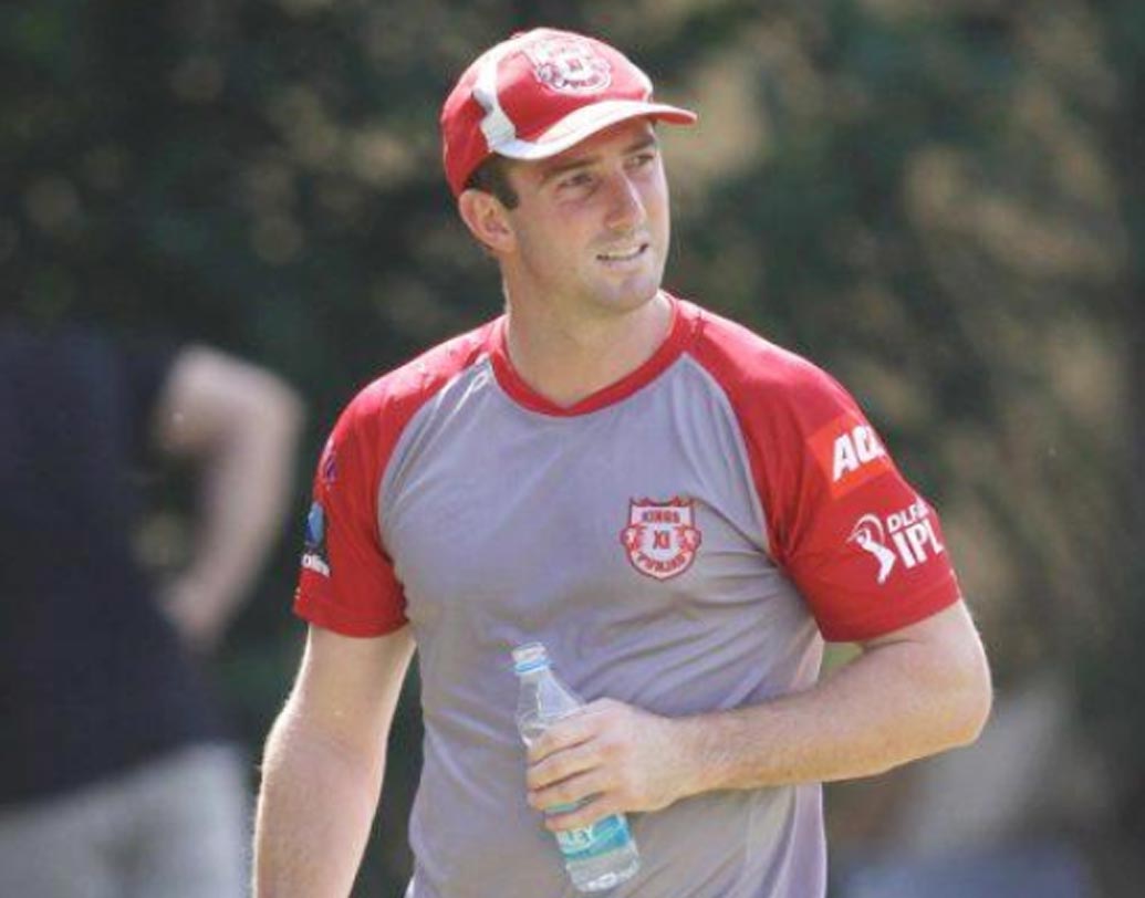 শন মার্শ। ২০০৮ সালে আইপিএল-এর প্রথম সিজনে ১১ ম্যাচে ৬১৬ রান করেছিলেন মার্শ। সেই বছর কিঙ্গস ইলেভেন পঞ্জাবের হয়ে খেলেছিলেন তিনি। একটি শতরান এবং পাঁচটি অর্ধশতরান করে অরেঞ্জ ক্যাপ জিতেছিলেন এই অজি। তাঁর ব্যাটে ভর করে পঞ্জাব সেই বার সেমিফাইনালে পৌঁছেছিল। মার্শের স্টাইক রেট ছিল ১৩৯.৬৮।