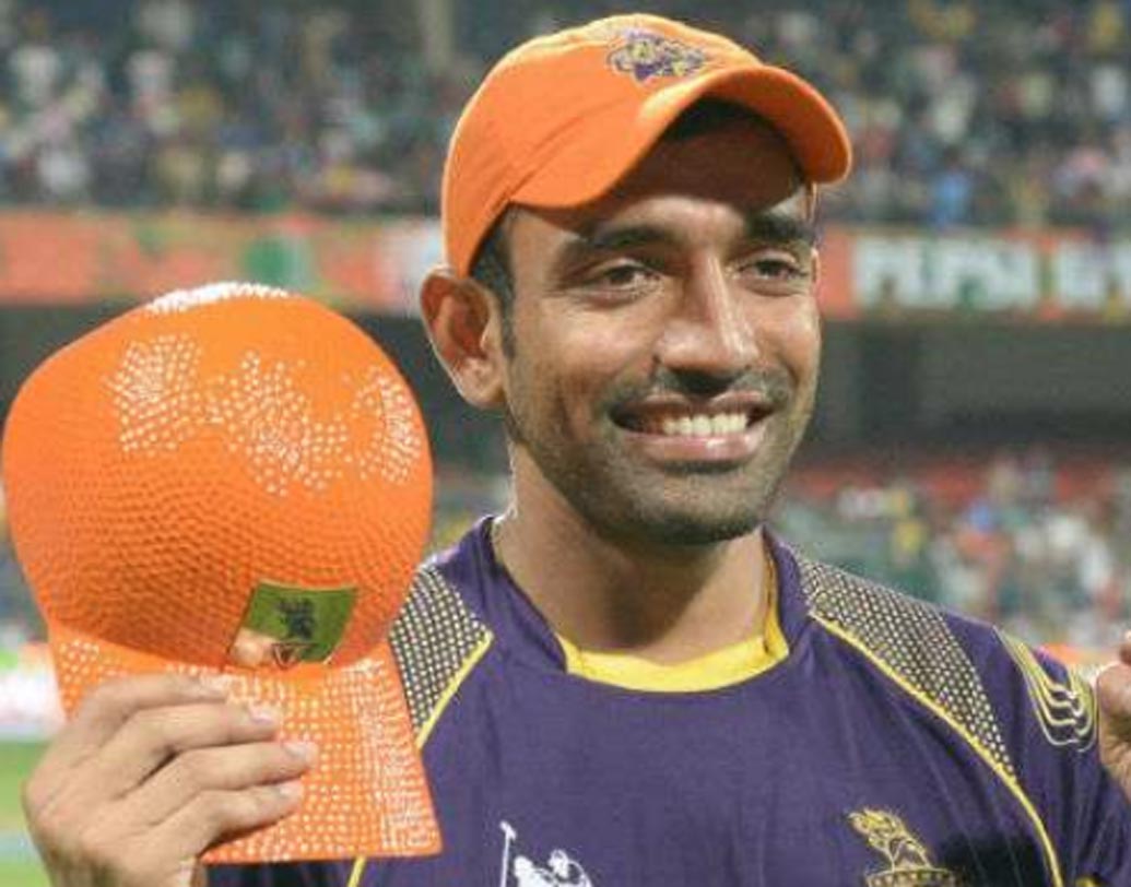 রবিন উথাপ্পা। ২০১৪ সালে আইপিএলের সপ্তম বর্ষে প্রথমবার অরেঞ্জ ক্যাপ মাথায় ওঠে কলকাতা নাইট রাইডার্সের হয়ে খেলা উথাপ্পা-র। ১৬ ম্যাচে ৬৬০ রান করে এই সম্মানে ভূষিত হন তিনি। স্টাইক রেট ছিল ১৩৭.৭৮। সেই বার পাঁচটি অর্ধশতরান ছিল তাঁর ঝুলিতে। এই সিজনে আইপিএল চ্যাম্পিয়নও হয়েছিল কেকেআর।