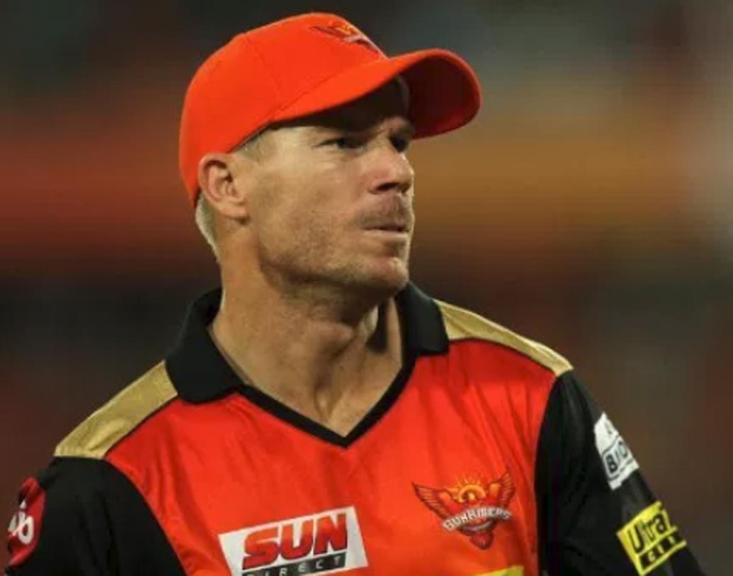 ডেভিড ওয়ার্নার। ২০১৫ সালে অষ্টম সংস্করণে ১৪ ম্যাচে ৫৬২ রান করেন ওয়ার্নার। সানরাইজার্স হায়দরাবাদ ফ্র্যাঞ্চাইজির হয়ে সর্বাধিক রান সংগ্রহকারী হিসেবে কমলা টুপি মাথায় ওঠে তাঁর। এই সিজনে কোনও শতরান না করলেও সাতটি অর্ধশতরান করেন তিনি। স্টাইক রেট ছিল ১৫৬.৫৪।