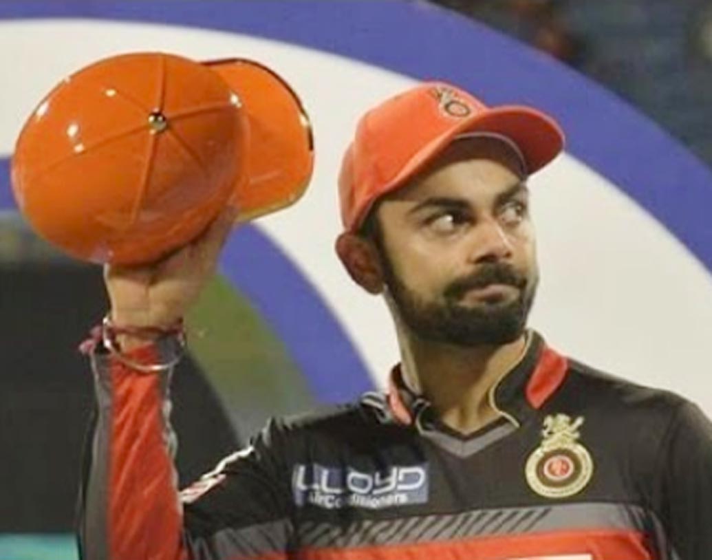 বিরাট কোহালি। এক টুর্নামেন্টে সবচেয়ে বেশি রান করার রেকর্ড গড়েন বিরাট। ২০১৬ সালে নবম সিজনে মাত্র ১৬ ম্যাচে ৯৭৩ রান করে এই নজির গড়েন ভারতীয় ক্রিকেটের ‘গ্ল্যামার বয়’। রয়্যাল চ্যালেঞ্জার্স বেঙ্গালুরুর অধিনায়ক বিরাট কোহালি এই সিজনে চারটি শতরান এবং সাতটি অর্ধশতরান করে অরেঞ্জ ক্যাপ পান। স্টাইক রেট ছিল ১৫২.০৩। এই সিজনে রানার্স হয় বিরাটের আরসিবি।