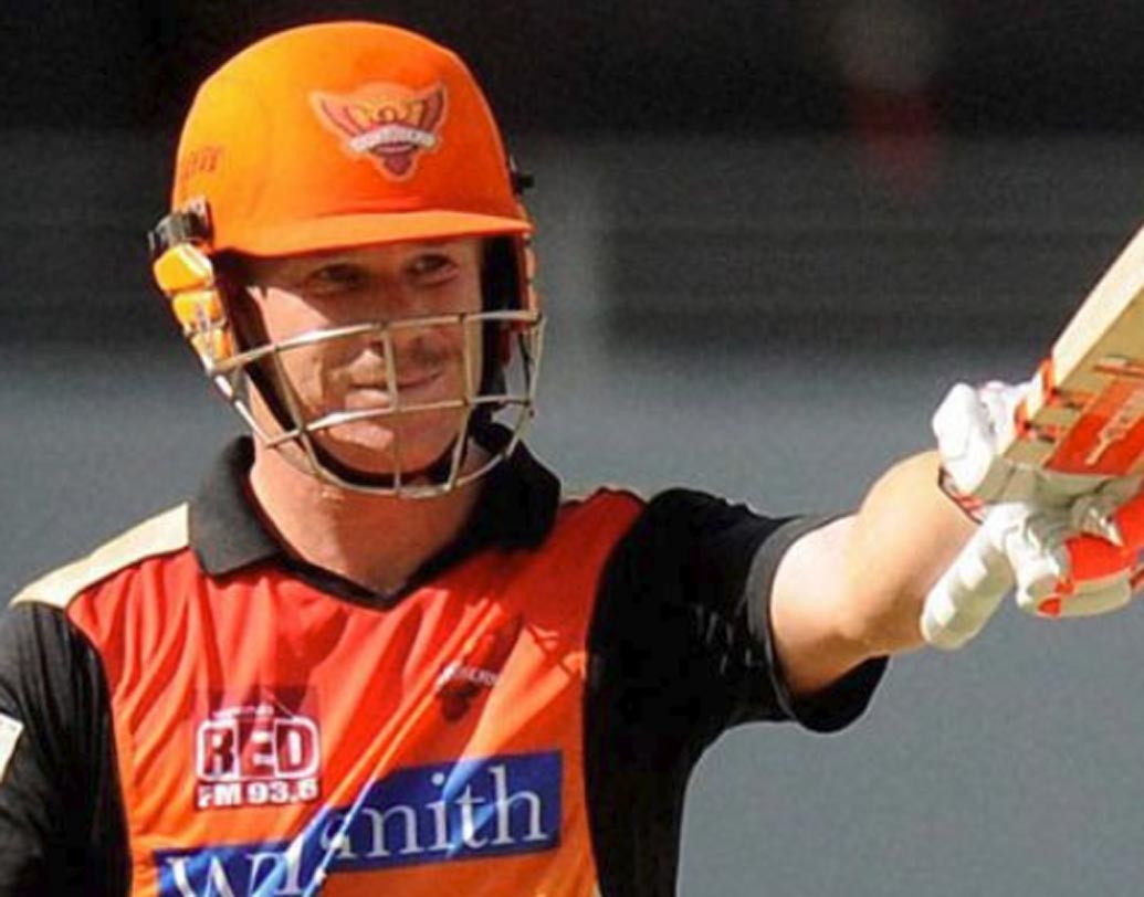 ডেভিড ওয়ার্নার। ফের একবার কমলা টুপির অধিকারী হন এই অজি মারকাটারি ব্যাটসম্যান। ২০১৭ সালে আইপিএলের দশম সংস্করণে সানরাইজার্স হায়দরাবাদ অধিনায়ক ওয়ার্নার ১৪ ম্যাচে ৬৪১ রান করেন, যার মধ্যে ছিল একটি শতরান ও চারটি অর্ধশতরান। স্টাইক রেট ১৪১.৮১।