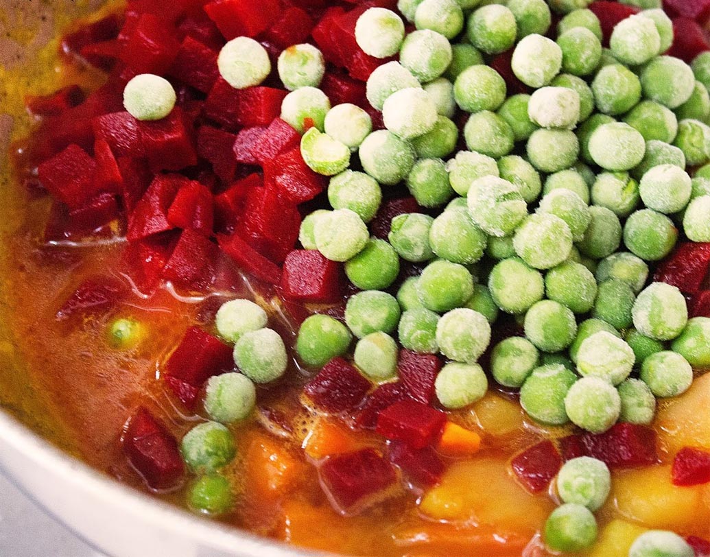 কড়াইতে তেল গরম করে আলু দিন। ,সোনালি করে ভাজা হলে গাজর দিয়ে দিন। বিট আলাদা করে সিদ্ধ করে রাখুন।