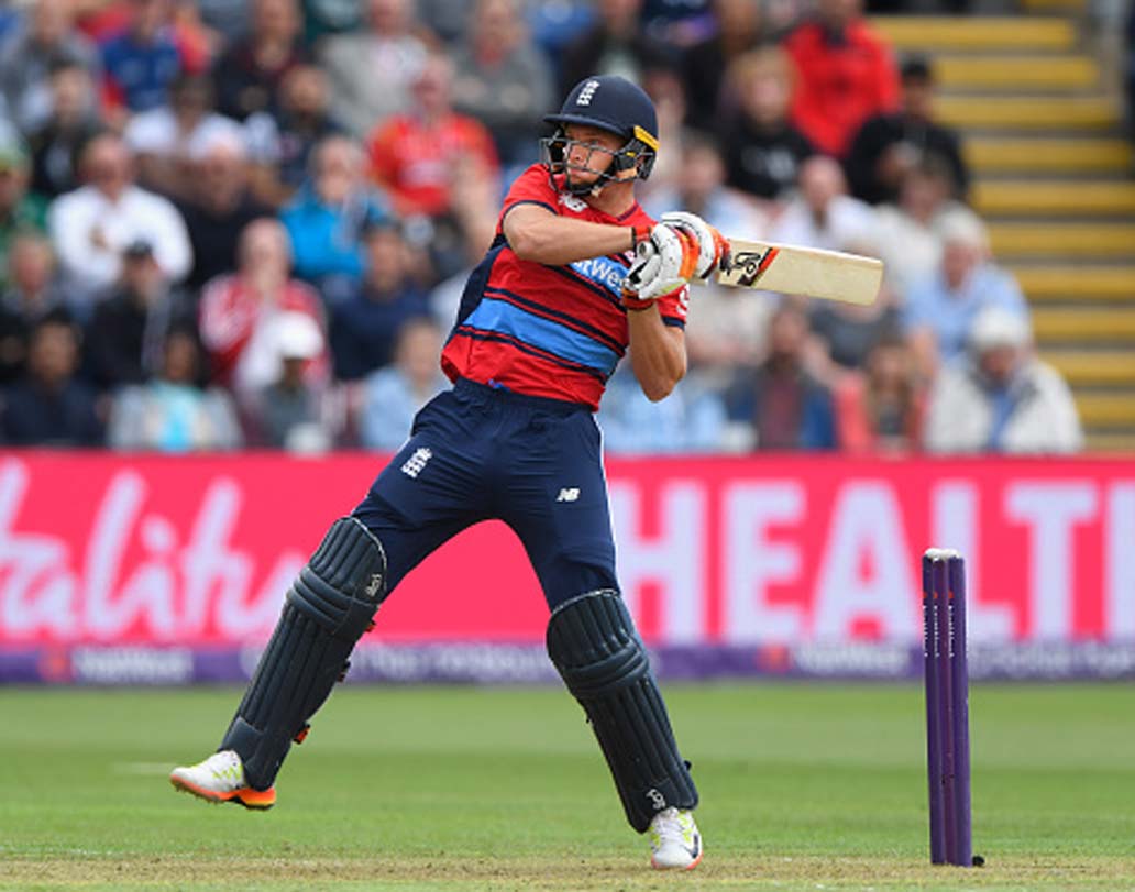 জোস বাটলার: ইংল্যান্ডের এই উইকেটরক্ষক-ব্যাটসম্যানকে আইপিএলে অন্যতম সেরা ফিনিসার হিসেবে দেখা গিয়েছে মাঝেমধ্যেই। রাজস্থান রয়্যালসের হয়ে এ বার মাঠে নামতে দেখা যাবে বাটলারকে। ২৪ ম্যাচে মোট রান ৫২৭। স্ট্রাইক রেট ১৪৫.৯৮।