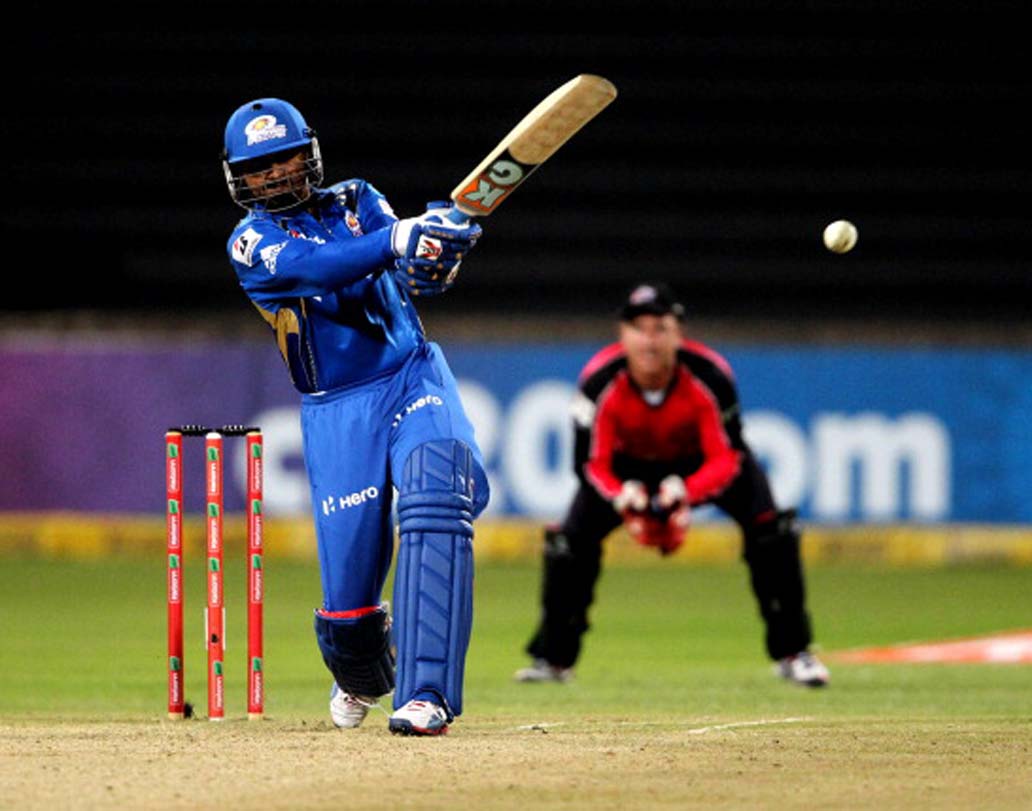 হরভজন সিংহ: টানা দশ বছর আইপিএল-এ মুম্বই ইন্ডিয়ান্সের হয়ে মাঠে নামতে দেখা গিয়েছিল তাঁকে। যদিও এ বার দল পাল্টেছেন তিনি। এ বছর চেন্নাই সুপার কিঙ্গসের জার্সি গায়ে মাঠে নামতে দেখা যাবে তাঁকে।