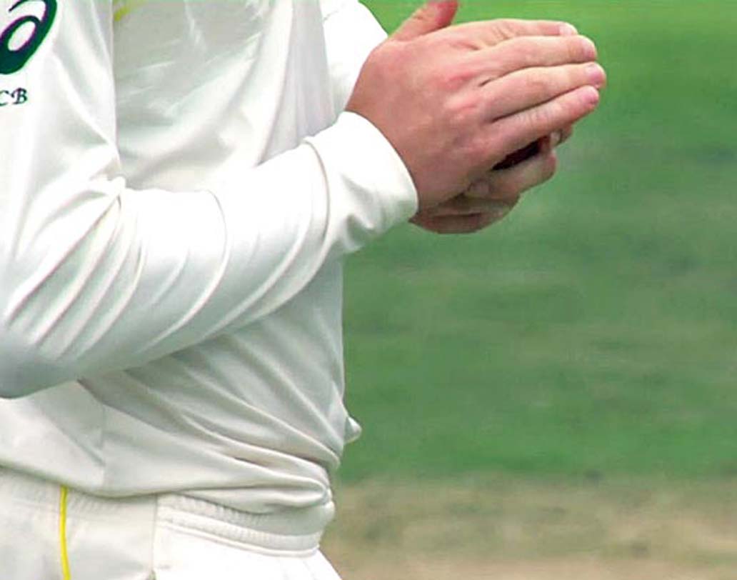 তালুর আড়ালে রেখে সন্দেহজনক ভাবে বল ঘষতে দেখা যায় অস্ট্রেলিয়ার ক্যামেরন ব্যানক্রফ্ট-কে।