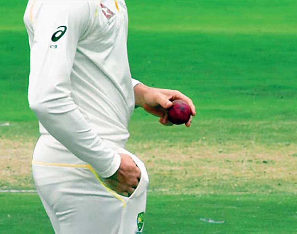 তার পরে ডান পকেটে কিছু একটা ঢুকিয়ে ফেলেন তিনি। যা ধরা পড়ে যায় টিভি ক্যামেরায়।