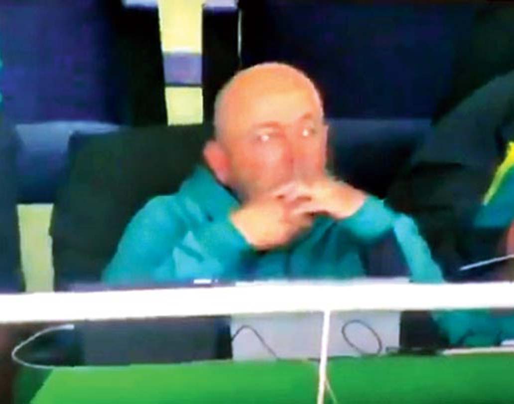 টিভি-তে ঘটনা দেখে উদ্বিগ্ন অস্ট্রেলীয় কোচ ড্যারেন লেম্যান।