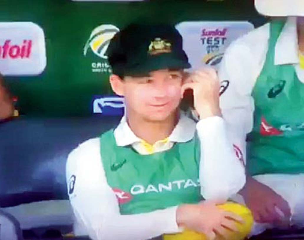 দ্বাদশ ব্যক্তি হ্যান্ডসকম্ব কারও সঙ্গে  ওয়াকিটকি-তে কথা বলছেন।