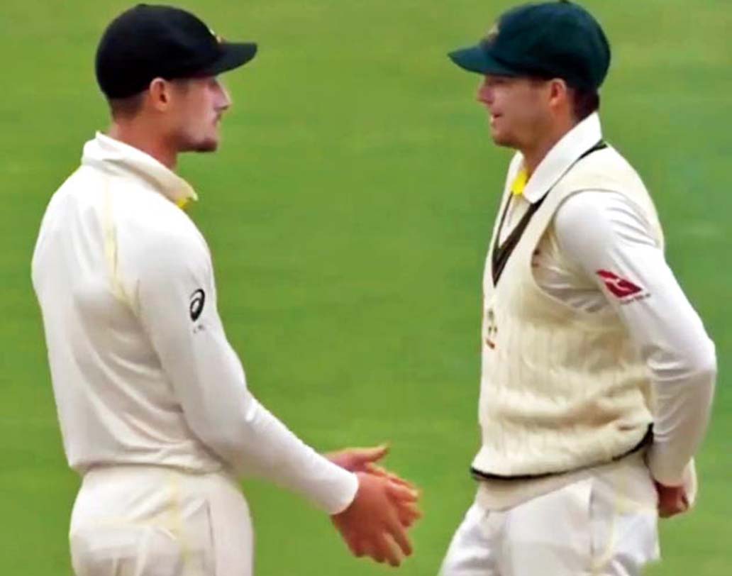 মাঠে ছুটে যান হ্যান্ডসকম্ব। দেখা যায়  কিছু একটা বলে এলেন ব্যানক্রফ্ট-কে।