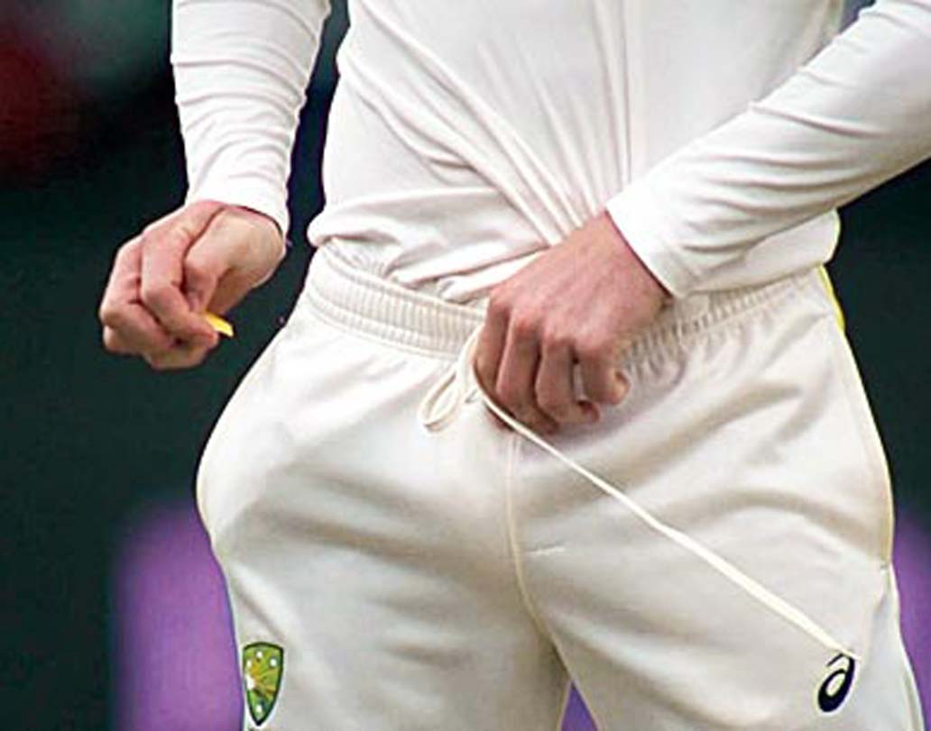 শিরিস কাগজ জাতীয় বস্তু (বৃত্তের মধ্যে) পকেট থেকে বার করেন।