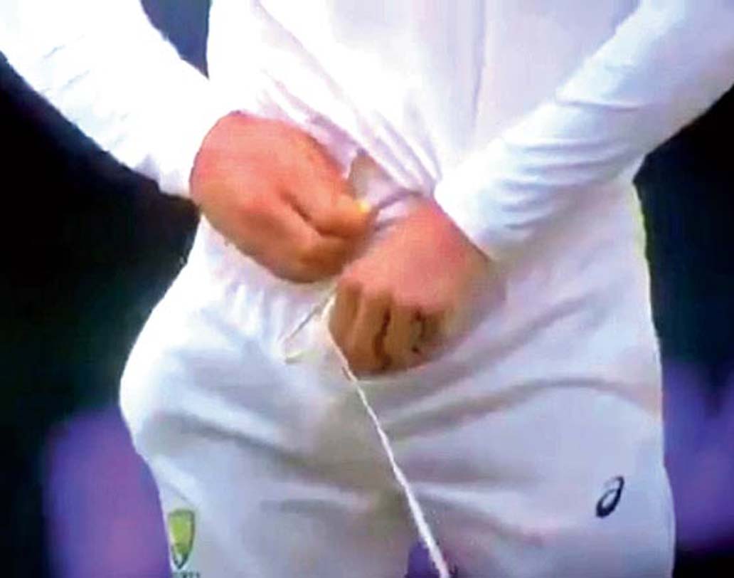 ট্রাউজারের ভিতরে ঢুকিয়ে ফেলেন সেই হলুদ জিনিসটি।