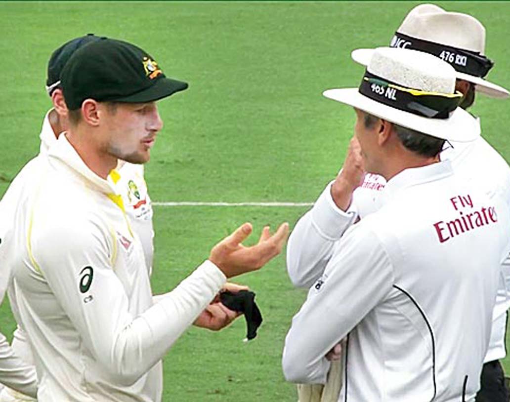 আম্পায়ারদের কাছে ব্যানক্রফ্ট অস্বীকার করেন। পরে স্মিথ স্বীকার করেন ঘটনা।