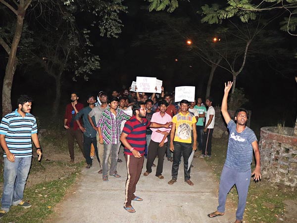 আন্দোলন: রবিবার রাতে ক্যাম্পাসে মিছিল করলেন জলপাইগুড়ি ইঞ্জিনিয়ারিং কলেজের ছাত্ররা। নিজস্ব চিত্র