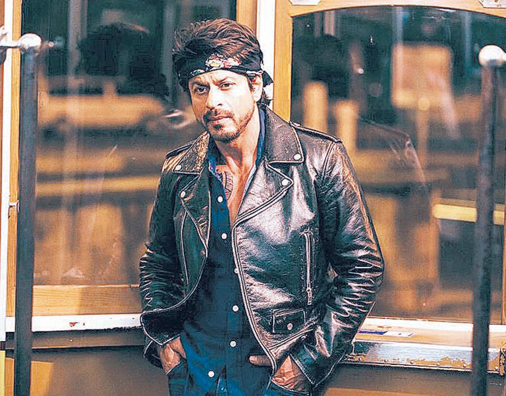 শাহরুখ খান: ব্যক্তিগত জীবনে অনেক ঘাত প্রতিঘাত পেরিয়েই বলি বাদশা হয়েছেন শাহরুখ খান। বি-টাউনে পা রাখার আগে নানারকম কাজ করতেন তিনি। বিভিন্ন কনসার্টে সহকারি হিসেবেও কাজ করেছেন শাহরুখ। এই কাজের জন্য ৫০ টাকা হাতে পেতেন তিনি। শোনা গিয়েছে, এই টাকা দিয়ে ট্রেনের টিকিট কেটে প্রথম আগ্রার তাজমহল দেখতে গিয়েছিলেন বলি বাদশা।