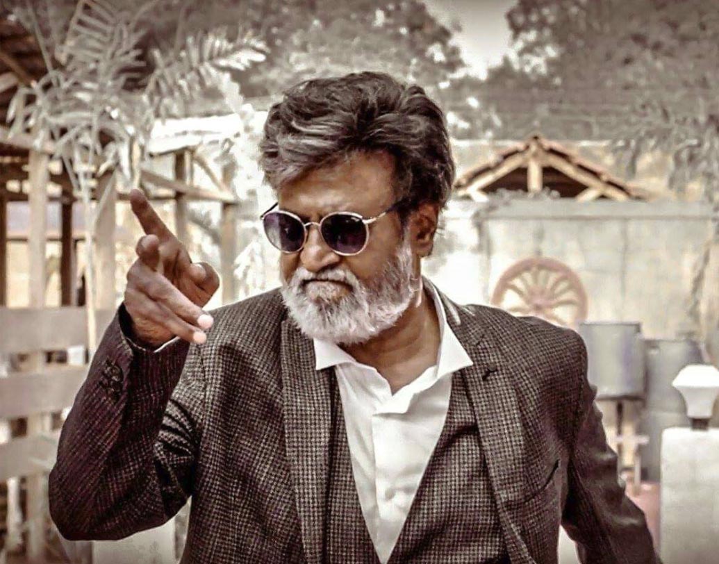 রজনীকান্ত: শুধু ভারতে নয় এশিয়ায় সর্বোচ্চ আয়ের তারকাদের মধ্যে একজন রজনীকান্ত। বক্স-অফিস হিট ‘শিবাজী’ ছবির জন্য ২৬ কোটি টাকা নিয়েছিলেন ‘থ্যালাইভা’। জানেন কি, একজন বাস কন্ডাকটর হিসেবে চলা শুরু হয় রজনীর? ওই কাজের জন্য নামমাত্র বেতন পেতেন তিনি।