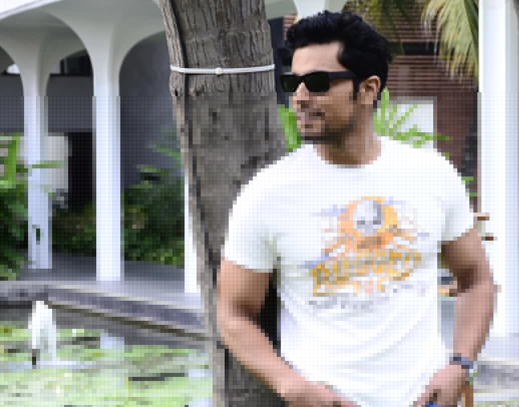 রণদীপ হুডা: বি-টাউনে নজির গড়ার আগে অস্ট্রেলিয়ার একটি চিনে রেস্তোরাঁয় একজন ওয়েটার হিসেবে পেশাগত জীবন শুরু করেন রণদীপ। ওয়েটারের চাকরির জন্য প্রতি ঘণ্টায় ৮ ডলার (ভারতীয় টাকায় ৫১৭ টাকা) পেতেন তিনি।