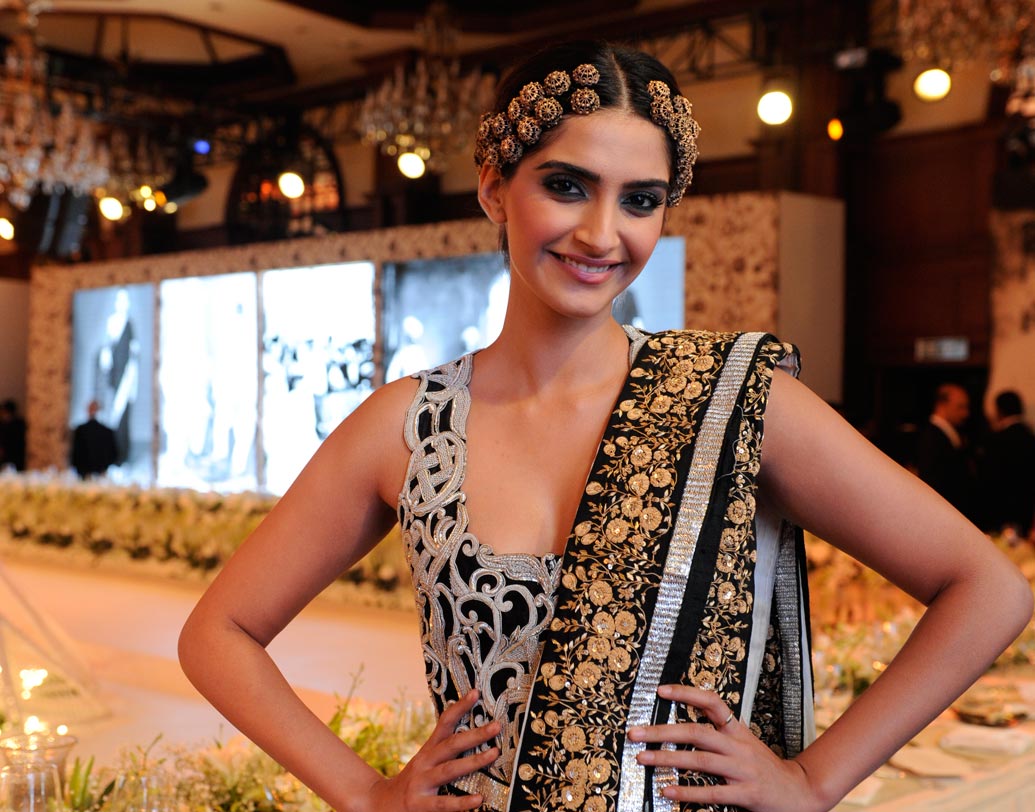 সোনম কপূর: সোনার চামচ মুখে নিয়ে জন্মালেও নিজের পায়ে দাঁড়ানোর মরিয়া চেষ্টা ছিল সোনমের। তিনি জানিয়েছেন, এক সময় অ্যাসিস্ট্যান্ট ডিরেক্টর হিসেবে কাজ শুরু করেছিলেন তিনি। বেতন পেতেন তিন হাজার টাকা। খরচ বাঁচানোর জন্য যাতায়াত করতেন লোকাল ট্রেনে।