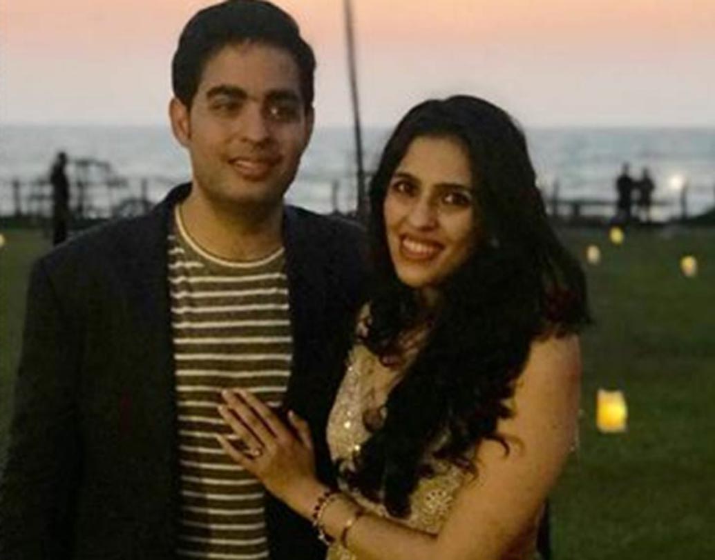 হিরে ব্যবসায়ী রাসেল মেহতা এবং মোনা মেহতার ছোট মেয়ে শ্লোকা। রোজি ব্লু ডায়মন্ডস এবং ওর্রা— এই দুটি ব্র্যান্ডের কর্ণধার রাসেল মেহতা। শ্লোক ছাড়াও রাসেল এবং মোনার পরিবারে আরেক কন্যা এবং পুত্র রয়েছেন। দিয়া এবং বিরাজ দুজনের পরেই মেহতা দম্পতির সংসারে আসে শ্লোক।