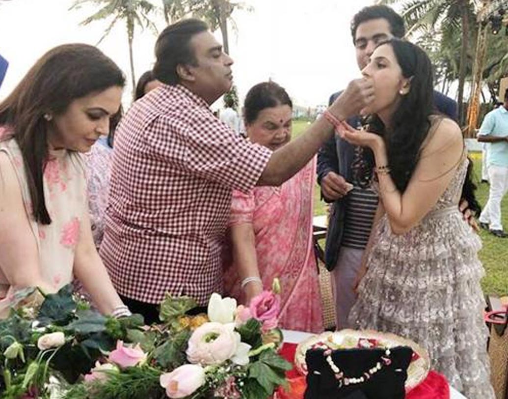 ২০০৯ সালে স্কুল পর্বে ইতি টেনে শ্লোক পাড়ি দেন আমেরিকা। প্রিন্সটন বিশ্ববিদ্যালয়ে নৃতত্ব নিয়ে পড়াশোনা শুরু করে দেন শ্লোক। আর তার পরে লন্ডন স্কুল অব ইকোনমিক্স অ্যান্ড পলিটিক্স থেকে মাস্টার্স করেন শ্লোকা।