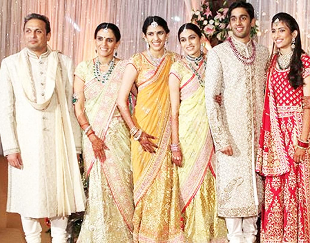 শ্লোকার বাবা রাসেল এবং দাদা বিরাজ মেহতা হিরের ব্যবসর অর্থাৎ রোজি ব্লু ডায়মন্ডস-এর দেখভাল করেন। অন্যদিকে ওর্রা নামের গহনা প্রস্তুতকারক সংস্থাটির দেখাশোনা করেন শ্লোকার দিদি দিয়া এবং মা মোনা মেহতা।