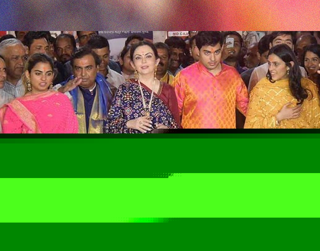 গোয়ায় একটি পাঁচতারা হোটেলে আকাশ এবং শ্লোকার বাগদানের আসর বসে। হাইপ্রোফাইল এই বিয়ের জল্পনা বেশ কিছুদিন ধরেই চলছিল। অতঃপর হোলির সময়েই ঠিক হয় বাগদানের দিনক্ষণ। এ দিন বাগদানের পরে মুম্বইতে ফিরে সিদ্ধিবিনায়ক মন্দিরে পুজোও দেন দুই পরিবারে। বিয়ের জন্য ইতিমধ্যেই মুম্বইয়ের ওবেরয় হোটেলও বুক হয়ে গিয়েছে। ডিসেম্বরের ৮ থেকে ১২ টানা পাঁচ দিনের জন্য চলবে অম্বানী এবং মেহতা পরিবারের পুত্র কন্যার বিয়ের অনুষ্ঠান।