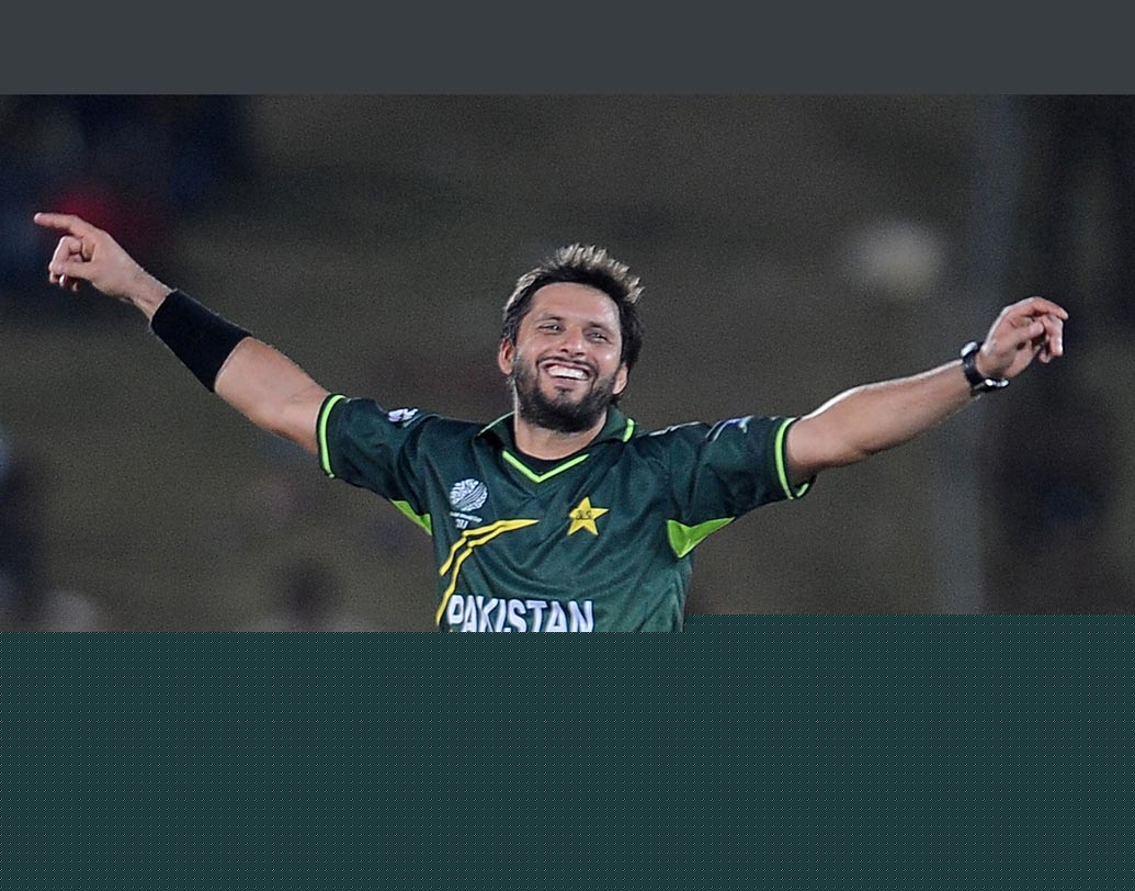 শাহিদ আফ্রিদি: নিজের দিনে যে কোনও বোলারের ঘুম উড়িয়ে দিতে পারেন এই পাক ক্রিকেটার। শ্রীলঙ্কার বিরুদ্ধে তাঁর ৩৭ বলে করা সেঞ্চুরি ভোলার নয়। ক্রিকেটার ছোট ফর্ম্যাটে তাঁর বোলিংও যথেষ্টই ভয়ঙ্কর।