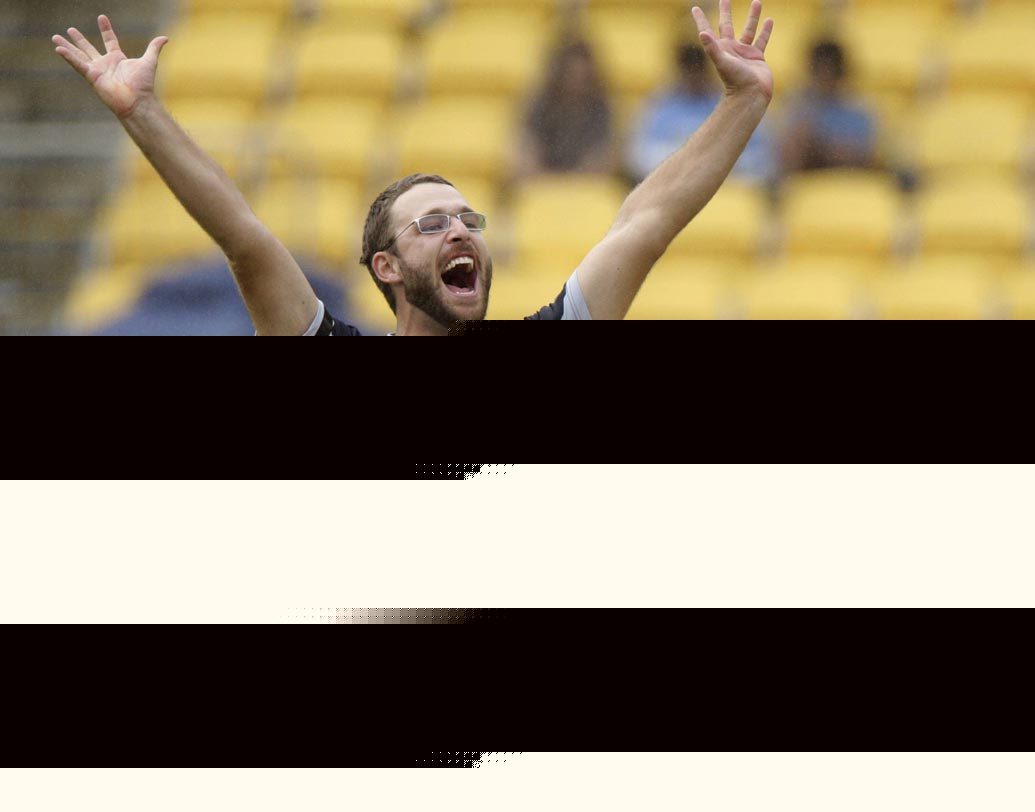 ড্যানিয়েল ভেত্তোরি: সীমিত ওভারের ক্রিকেটে তাঁর বাঁহাতি স্পিনে নাস্তানাবুদ হয়েছেন বেশির ভাগ ব্যাটসম্যান। লোয়ার মিডলে তাঁর ব্যাটিং গড়ও বেশ ভাল।