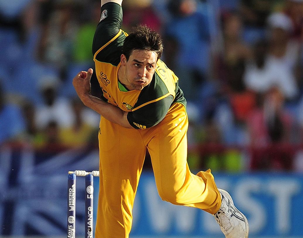 মিচেল জনসন: আধুনিক প্রজন্মের ভয়ঙ্করতম পেসারদের একেবারে উপরের দিকে থাকবেন বাঁহাতি জনসন। টানা ১৪৫ কিলোমিটার গতিতে বল করতে পারতেন তিনি। ২০১৩ অ্যাশেজে তাঁর বোলিংয়ে দুমড়ে গিয়েছিল ইংল্যান্ড।