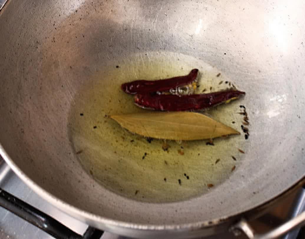 কড়াইতে তেল গরম করে পাঁচ ফোড়ন, তেজপাতা ও শুকনো লঙ্কা ফোড়ন দিন।