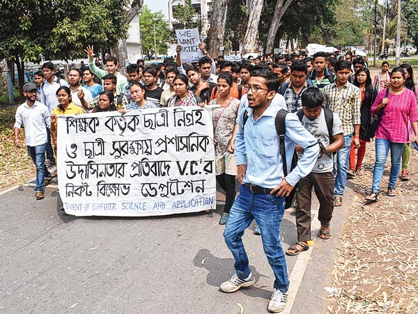 পথে: বিক্ষোভ উত্তরবঙ্গ বিশ্ববিদ্যালয়ে। নিজস্ব চিত্র