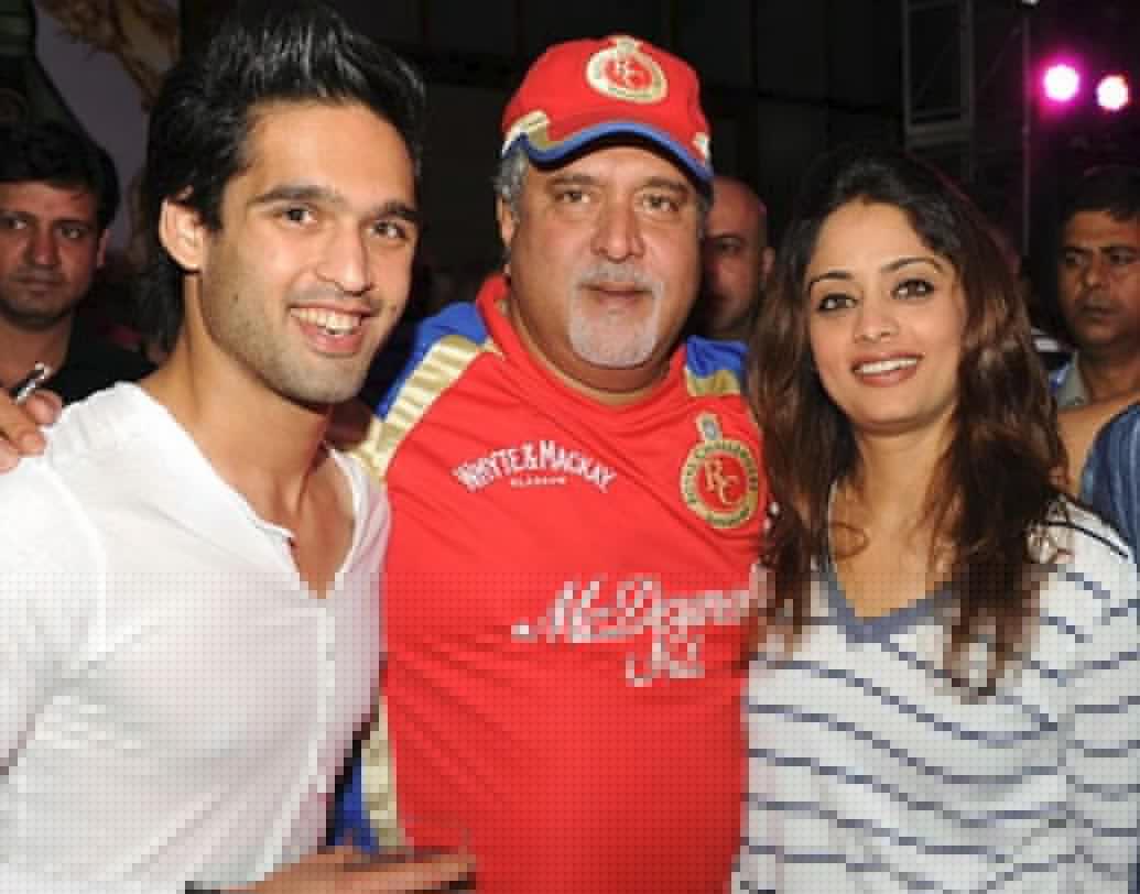 ২০১১ সালে বিমানসেবিকা হিসেবে কিঙ্গফিসার এয়ারলাইন্সে যোগ দেন পিঙ্কি। তখন তাঁর বয়স আন্দাজ বত্রিশ বছর। কিছু দিনের মধ্যেই নাকি মাল্যর প্রিয়পাত্রী হয়ে ওঠেন তিনি।