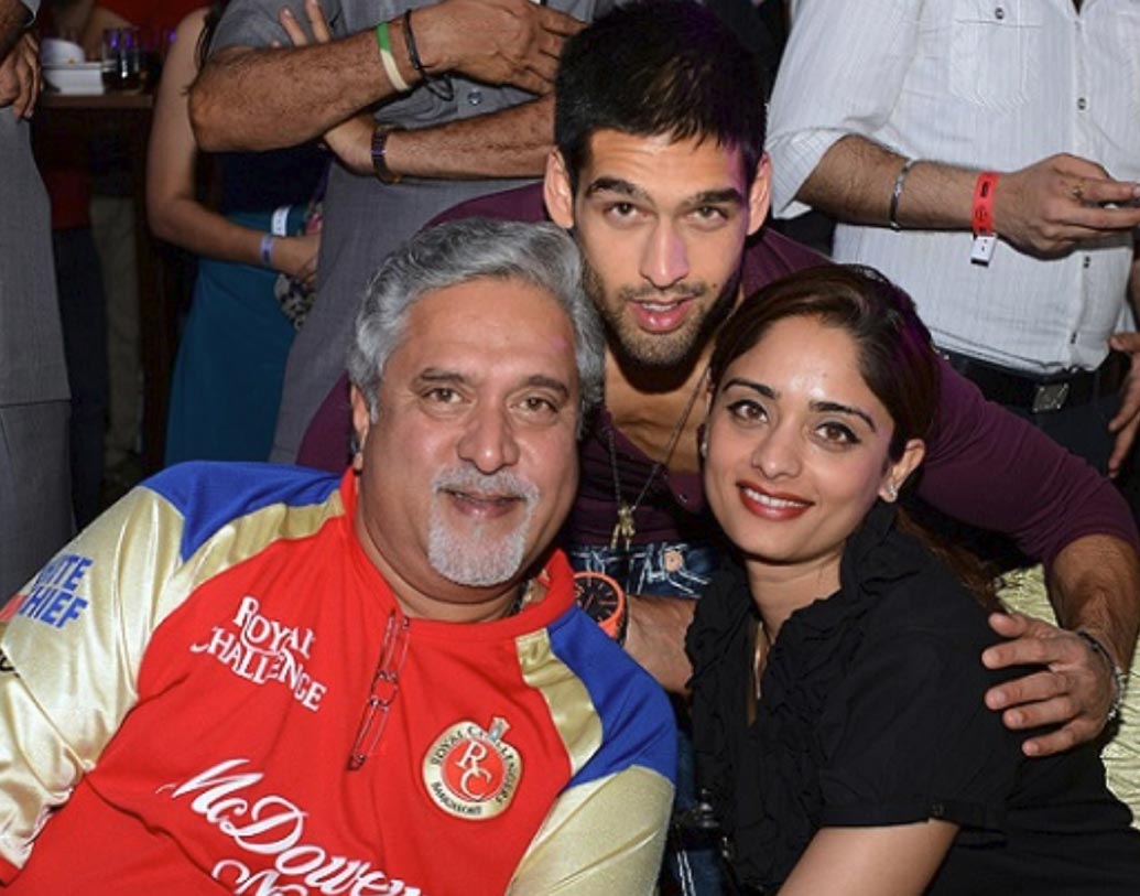 ২০১১ থেকে ২০১৫ পর্যন্ত বিজয় মাল্যর বিভিন্ন পারিবারিক অনুষ্ঠানে একাধিকবার দেখা গিয়েছে পিঙ্কি লালওয়ানিকে। পিঙ্কির জন্ম কবে, কোথায় বা তাঁর বাবা-মা’র পরিচয় সম্পর্কে এখনও আমরা কিছু জানতে পারিনি।